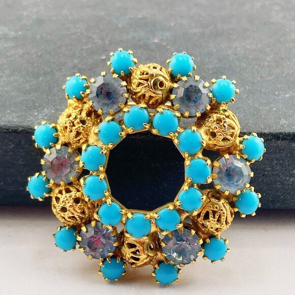 VINTAGE Blue, turquoise, and gold tone metal filigree wreath brooch ~ Boho pin - Picture 1 of 8